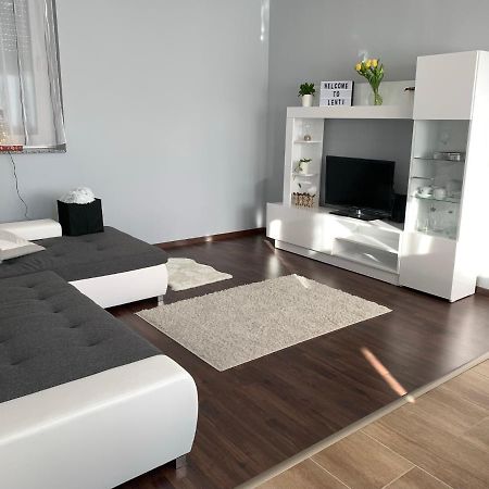 Modern Two Bedroom Flat With Balcony Lenti Luaran gambar