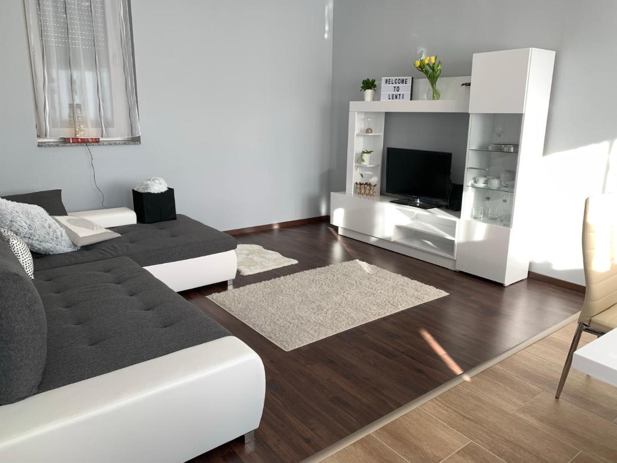 Modern Two Bedroom Flat With Balcony Lenti Luaran gambar