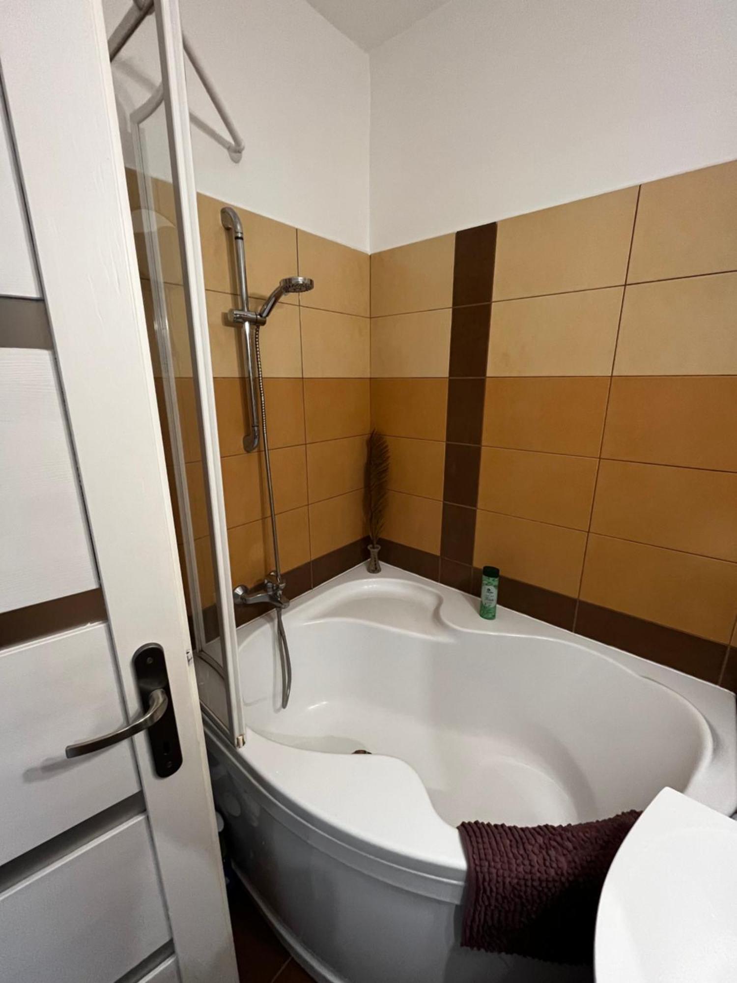 Modern Two Bedroom Flat With Balcony Lenti Luaran gambar